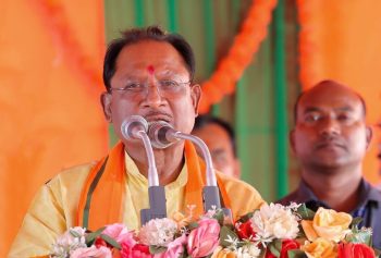 मुख्यमंत्री विष्णुदेव साय ने मेधावी विद्यार्थियों का किया सम्मान, बोले- समर्पण और अनुशासन से हर लक्ष्य होता है हासिल मुख्यमंत्री विष्णुदेव साय ने मेधावी विद्यार्थियों का किया सम्मान, बोले- समर्पण और अनुशासन से हर लक्ष्य होता है हासिल
