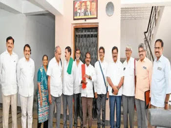 सरेंडर नक्सलियों की नई सियासी रणनीति: बस्तर की 12 सीटों पर नजर, तेलंगाना से राजनीतिक दल बनाने की तैयारी सरेंडर नक्सलियों की नई सियासी रणनीति: बस्तर की 12 सीटों पर नजर, तेलंगाना से राजनीतिक दल बनाने की तैयारी