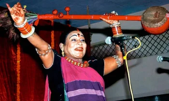 लोक संस्कृति की बुलंद आवाज हुई खामोश!पंडवानी की सम्राज्ञी डॉ. तीजन बाई का निधन,संघर्ष से शिखर तक का सफर बना करोड़ों कलाकारों के लिए प्रेरणा लोक संस्कृति की बुलंद आवाज हुई खामोश!पंडवानी की सम्राज्ञी डॉ. तीजन बाई का निधन,संघर्ष से शिखर तक का सफर बना करोड़ों कलाकारों के लिए प्रेरणा