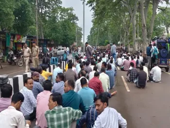 20 दिन से हड़ताल पर अतिथि शिक्षक, शिक्षा मंत्री के बंगले के बाहर डेरा; संविलियन, सेवा सुरक्षा और समान वेतन की मांग तेज 20 दिन से हड़ताल पर अतिथि शिक्षक, शिक्षा मंत्री के बंगले के बाहर डेरा; संविलियन, सेवा सुरक्षा और समान वेतन की मांग तेज