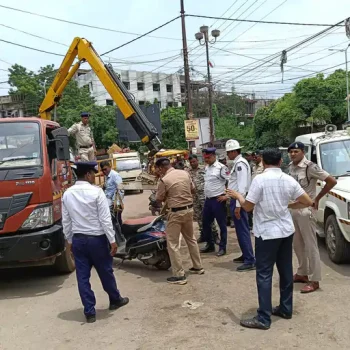 दुर्ग-भिलाई में ट्रैफिक सुधारने पुलिस का बड़ा अभियान, नो-पार्किंग और सड़क किनारे दुकानों पर होगी सख्त कार्रवाई दुर्ग-भिलाई में ट्रैफिक सुधारने पुलिस का बड़ा अभियान, नो-पार्किंग और सड़क किनारे दुकानों पर होगी सख्त कार्रवाई