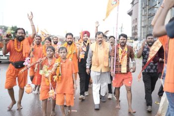 दुर्ग में 33 किलोमीटर की शिवनाथ कांवड़ यात्रा में गूंजा हर-हर महादेव, हजारों शिवभक्तों ने पूरी की यात्रा दुर्ग में 33 किलोमीटर की शिवनाथ कांवड़ यात्रा में गूंजा हर-हर महादेव, हजारों शिवभक्तों ने पूरी की यात्रा