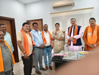 भाजपा नेताओं के प्रतिनिधिमंडल ने स्वास्थ्य मंत्री श्याम बिहारी जायसवाल से की मुलाकात, जामगांव (आर) में पीएचसी खोलने की मांग दोहराई, स्वास्थ्य मंत्री बोले— वित्त विभाग को भेजी जा चुकी है फाइल भाजपा नेताओं के प्रतिनिधिमंडल ने स्वास्थ्य मंत्री श्याम बिहारी जायसवाल से की मुलाकात, जामगांव (आर) में पीएचसी खोलने की मांग दोहराई, स्वास्थ्य मंत्री बोले— वित्त विभाग को भेजी जा चुकी है फाइल