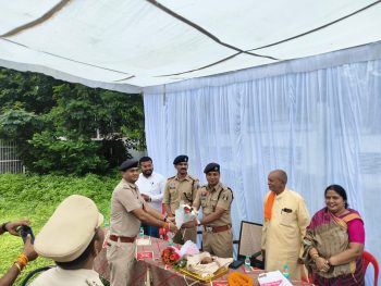 एसडीओपी अनूप लकड़ा को सम्मानपूर्वक विदाई, पुरानी यादें ताजा कर हुए भावुक; नये एसडीओपी प्रांशु तिवारी का स्वागत एसडीओपी अनूप लकड़ा को सम्मानपूर्वक विदाई, पुरानी यादें ताजा कर हुए भावुक; नये एसडीओपी प्रांशु तिवारी का स्वागत
