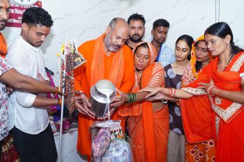 “बारिश नहीं रोक सकी शिवभक्ति : जितेंद्र वर्मा के नेतृत्व में हजारों कांवरियों ने गूंजाया बोल बम, पाटन से टोलाघाट तक उमड़ा आस्था का सैलाब” “बारिश नहीं रोक सकी शिवभक्ति : जितेंद्र वर्मा के नेतृत्व में हजारों कांवरियों ने गूंजाया बोल बम, पाटन से टोलाघाट तक उमड़ा आस्था का सैलाब”