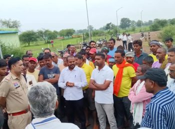 धमतरी में अंतिम संस्कार को लेकर विवाद, रामपाल पंथ से जुड़े परिवार की महिला का शव ले जाने से ग्रामीणों ने रोका रास्ता,बांस -बल्लियां लगाकर मार्ग किया बंद धमतरी में अंतिम संस्कार को लेकर विवाद, रामपाल पंथ से जुड़े परिवार की महिला का शव ले जाने से ग्रामीणों ने रोका रास्ता,बांस -बल्लियां लगाकर मार्ग किया बंद