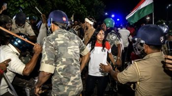 झारखंड विधानसभा गेट पर छात्रों पर लाठीचार्ज, JPSC-JSSC परीक्षा रद्द करने की मांग पर उग्र हुआ प्रदर्शन झारखंड विधानसभा गेट पर छात्रों पर लाठीचार्ज, JPSC-JSSC परीक्षा रद्द करने की मांग पर उग्र हुआ प्रदर्शन