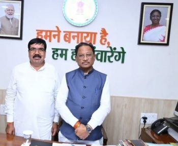 58वें जन्मदिन पर लालेश्वर साहू को बधाई देने पहुंच रहे सामाजिक-राजनीतिक कार्यकर्ता, सेवा और संगठन के अनुभव से बनाई अलग पहचान 58वें जन्मदिन पर लालेश्वर साहू को बधाई देने पहुंच रहे सामाजिक-राजनीतिक कार्यकर्ता, सेवा और संगठन के अनुभव से बनाई अलग पहचान