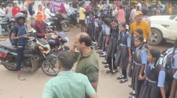 सेजेस सेलुद में शौचालय की मांग को लेकर सड़क पर उतरे विद्यार्थी, शिक्षा मंत्री और अधिकारियों को मौके पर बुलाने पर अड़े सेजेस सेलुद में शौचालय की मांग को लेकर सड़क पर उतरे विद्यार्थी, शिक्षा मंत्री और अधिकारियों को मौके पर बुलाने पर अड़े