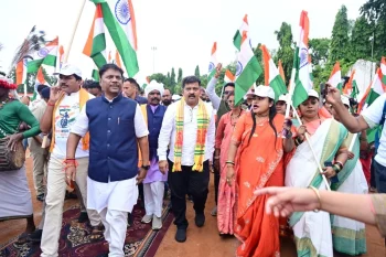 नारायणपुर से गूंजी तिरंगे की शान, बस्तर में विकास का नया संदेश-उपमुख्यमंत्री विजय शर्मा और वन मंत्री केदार कश्यप ने बाइक चलाकर किया बस्तर तिरंगा यात्रा का नेतृत्व, 14 अगस्त को कर्रेगुट्टा पहाड़ी पर होगा समापन नारायणपुर से गूंजी तिरंगे की शान, बस्तर में विकास का नया संदेश-उपमुख्यमंत्री विजय शर्मा और वन मंत्री केदार कश्यप ने बाइक चलाकर किया बस्तर तिरंगा यात्रा का नेतृत्व, 14 अगस्त को कर्रेगुट्टा पहाड़ी पर होगा समापन