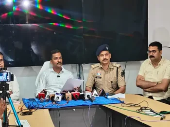 सालिक ग्रुप के डायरेक्टर से 1.13 करोड़ की ठगी, मास्टरमाइंड समेत कई आरोपी गिरफ्तार; UP तक जुड़े गिरोह के तार-पुलिस आज करेगी पूरे मामले का खुलासा सालिक ग्रुप के डायरेक्टर से 1.13 करोड़ की ठगी, मास्टरमाइंड समेत कई आरोपी गिरफ्तार; UP तक जुड़े गिरोह के तार-पुलिस आज करेगी पूरे मामले का खुलासा