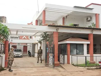 शराब घोटाला मामले में ED की छापेमारी: रामगोपाल अग्रवाल के रायपुर-धमतरी ठिकानों पर कार्रवाई, दुर्ग में बिल्डरों के परिसरों की तलाशी शराब घोटाला मामले में ED की छापेमारी: रामगोपाल अग्रवाल के रायपुर-धमतरी ठिकानों पर कार्रवाई, दुर्ग में बिल्डरों के परिसरों की तलाशी