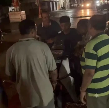 पीछा करने के आरोप में युवती ने युवक को सड़क पर चप्पल से पीटा, वीडियो वायरल; पुलिस ने युवक को हिरासत में लेकर की कार्रवाई पीछा करने के आरोप में युवती ने युवक को सड़क पर चप्पल से पीटा, वीडियो वायरल; पुलिस ने युवक को हिरासत में लेकर की कार्रवाई