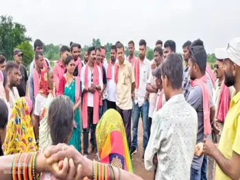नकटी गांव पहुंचे डॉ. अजय यादव, प्रभावित परिवारों को मुफ्त कानूनी सहायता का भरोसा-छत्तीसगढ़िया क्रांति सेना प्रमुख बोले- 77 परिवारों को न्याय दिलाने अदालत तक लड़ेंगे नकटी गांव पहुंचे डॉ. अजय यादव, प्रभावित परिवारों को मुफ्त कानूनी सहायता का भरोसा-छत्तीसगढ़िया क्रांति सेना प्रमुख बोले- 77 परिवारों को न्याय दिलाने अदालत तक लड़ेंगे