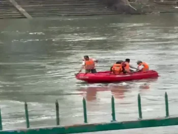 महादेव घाट में अस्थि विसर्जन के दौरान युवक डूबा, SDRF का सर्च ऑपरेशन जारी; एनीकट के भंवर में फंसा महादेव घाट में अस्थि विसर्जन के दौरान युवक डूबा, SDRF का सर्च ऑपरेशन जारी; एनीकट के भंवर में फंसा