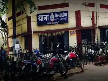 रायपुर में तिरंगे के अपमान का आरोप: डस्टबिन में मिला राष्ट्रीय ध्वज, तेलीबांधा पुलिस ने दर्ज किया मामला रायपुर में तिरंगे के अपमान का आरोप: डस्टबिन में मिला राष्ट्रीय ध्वज, तेलीबांधा पुलिस ने दर्ज किया मामला