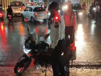 रायपुर में ट्रैफिक जाम पर त्वरित कार्रवाई, QRT ने 5 से 8 मिनट में पहुंचकर रास्ता कराया साफ रायपुर में ट्रैफिक जाम पर त्वरित कार्रवाई, QRT ने 5 से 8 मिनट में पहुंचकर रास्ता कराया साफ