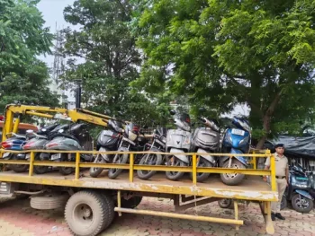 नाबालिगों के स्कूल वाहन चलाने पर रायपुर पुलिस का सख्त अभियान, 59 गाड़ियां जब्त नाबालिगों के स्कूल वाहन चलाने पर रायपुर पुलिस का सख्त अभियान, 59 गाड़ियां जब्त