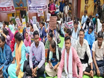 नौकरी की मांग को सड़क पर उतरे छात्रों पर कार्रवाई की तैयारी: दुर्ग में बिना अनुमति प्रदर्शन का मामला, SDM ने भेजा नोटिस; 50-50 हजार के बंधपत्र पर मांगा जवाब नौकरी की मांग को सड़क पर उतरे छात्रों पर कार्रवाई की तैयारी: दुर्ग में बिना अनुमति प्रदर्शन का मामला, SDM ने भेजा नोटिस; 50-50 हजार के बंधपत्र पर मांगा जवाब