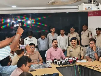 IGKV पेपर लीक का मास्टरमाइंड निकला प्रोफेसर, ₹2,500 के कैमरे से बनाया प्रश्नपत्र का वीडियो; ₹11 हजार में छात्रों को बेचा, 6 गिरफ्तार-36 घंटे की जांच में खुला पूरा नेटवर्क IGKV पेपर लीक का मास्टरमाइंड निकला प्रोफेसर, ₹2,500 के कैमरे से बनाया प्रश्नपत्र का वीडियो; ₹11 हजार में छात्रों को बेचा, 6 गिरफ्तार-36 घंटे की जांच में खुला पूरा नेटवर्क