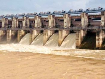 धमतरी में झमाझम बारिश से गंगरेल बांध लबालब, जलस्तर 91% के पार; बढ़ी पानी की आवक, गेट खुलने की संभावना धमतरी में झमाझम बारिश से गंगरेल बांध लबालब, जलस्तर 91% के पार; बढ़ी पानी की आवक, गेट खुलने की संभावना