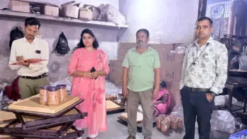 रक्षाबंधन से पहले भिलाई में मिठाई दुकान पर कार्रवाई: गंदगी के बीच बन रही थी मैसूर पाक-बेसन बर्फी, लाइसेंस नहीं मिला तो परिसर सील रक्षाबंधन से पहले भिलाई में मिठाई दुकान पर कार्रवाई: गंदगी के बीच बन रही थी मैसूर पाक-बेसन बर्फी, लाइसेंस नहीं मिला तो परिसर सील