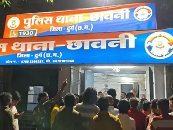 भिलाई में चॉकलेट-नड्डा देने के बहाने तीन बच्चियों से दुष्कर्म का आरोप: 59 वर्षीय दुकानदार गिरफ्तार, गुस्साए लोगों ने थाने का घेराव किया भिलाई में चॉकलेट-नड्डा देने के बहाने तीन बच्चियों से दुष्कर्म का आरोप: 59 वर्षीय दुकानदार गिरफ्तार, गुस्साए लोगों ने थाने का घेराव किया