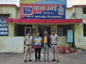 सेलूद निवासी के बेटे को पुलिस आरक्षक की नौकरी दिलाने के नाम पर ₹12 लाख की ठगी, 3 साल बाद शिकायत; दुर्ग में 2 आरोपी गिरफ्तार सेलूद निवासी के बेटे को पुलिस आरक्षक की नौकरी दिलाने के नाम पर ₹12 लाख की ठगी, 3 साल बाद शिकायत; दुर्ग में 2 आरोपी गिरफ्तार