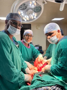 CG में मेडिकल चमत्कार ! महिला के पेट में मिला फुटबॉल से भी बड़ा ट्यूमर, तीन विभागों की टीम ने किया हाई-रिस्क ऑपरेशन CG में मेडिकल चमत्कार ! महिला के पेट में मिला फुटबॉल से भी बड़ा ट्यूमर, तीन विभागों की टीम ने किया हाई-रिस्क ऑपरेशन