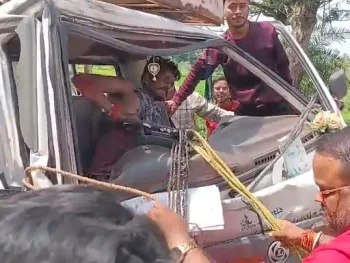 ट्रक-पिकअप की जोरदार टक्कर, 45 मिनट फंसा रहा चालक ट्रक-पिकअप की जोरदार टक्कर, 45 मिनट फंसा रहा चालक