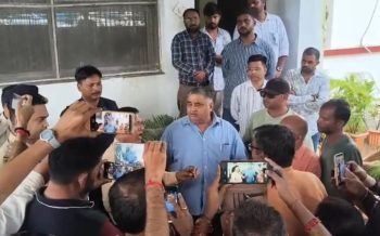 बारिश में मंत्री के बंगले का घेराव, बदहाल सड़कों पर फूटा लोगों का गुस्सा; राजेश अग्रवाल बोले—‘मैं खुद शर्मिंदा हूं’बारिश थमते ही काम शुरू कराने का भरोसा बारिश में मंत्री के बंगले का घेराव, बदहाल सड़कों पर फूटा लोगों का गुस्सा; राजेश अग्रवाल बोले—‘मैं खुद शर्मिंदा हूं’बारिश थमते ही काम शुरू कराने का भरोसा