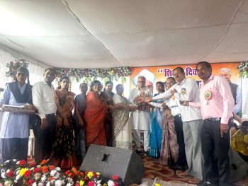पतोरा में भव्य गुरु सम्मान समारोह : पूर्व CM भूपेश बघेल ने 44 सेवानिवृत्त शिक्षकों का किया सम्मान, बोले—“हमारी सरकार ने खोले स्वामी आत्मानंद स्कूल, वर्तमान सरकार ने बंद कराए 10 हजार स्कूल” पतोरा में भव्य गुरु सम्मान समारोह : पूर्व CM भूपेश बघेल ने 44 सेवानिवृत्त शिक्षकों का किया सम्मान, बोले—“हमारी सरकार ने खोले स्वामी आत्मानंद स्कूल, वर्तमान सरकार ने बंद कराए 10 हजार स्कूल”