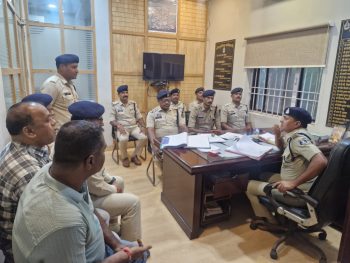 पाटन के नए थाना प्रभारी युवराज साहू ने संभाला पदभार, पहले दिन स्टाफ की बैठक लेकर दिए सख्त निर्देश पाटन के नए थाना प्रभारी युवराज साहू ने संभाला पदभार, पहले दिन स्टाफ की बैठक लेकर दिए सख्त निर्देश