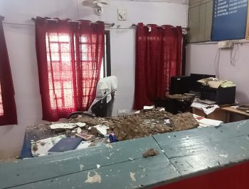 पाटन तहसीलदार की कुर्सी के ऊपर गिरा छत का प्लास्टर, टेबल-कंप्यूटर मलबे में दबे; रात में हादसा होने से टली बड़ी घटना पाटन तहसीलदार की कुर्सी के ऊपर गिरा छत का प्लास्टर, टेबल-कंप्यूटर मलबे में दबे; रात में हादसा होने से टली बड़ी घटना