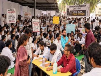 छत्तीसगढ़ में जूनियर डॉक्टरों की हड़ताल, OPD सेवा प्रभावित: JDA बोला- बॉन्ड व्यवस्था खत्म हो, मांगें नहीं मानीं तो 28 सितंबर से इमरजेंसी भी बंद छत्तीसगढ़ में जूनियर डॉक्टरों की हड़ताल, OPD सेवा प्रभावित: JDA बोला- बॉन्ड व्यवस्था खत्म हो, मांगें नहीं मानीं तो 28 सितंबर से इमरजेंसी भी बंद
