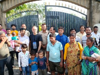 बाढ़ के बीच ‘देवदूत’ बने SDM उत्तम ध्रुव, खुद रेस्क्यू कर मासूम बच्ची को बचाया बाढ़ के बीच ‘देवदूत’ बने SDM उत्तम ध्रुव, खुद रेस्क्यू कर मासूम बच्ची को बचाया
