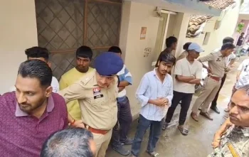 प्रार्थना सभा को लेकर हंगामा, धर्मांतरण के आरोप पर हिंदू संगठन का विरोध; पुलिस ने जांच का दिया आश्वासन प्रार्थना सभा को लेकर हंगामा, धर्मांतरण के आरोप पर हिंदू संगठन का विरोध; पुलिस ने जांच का दिया आश्वासन