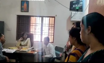 छात्रों की शिकायत पर 30 किमी दूर स्कूल पहुंचीं DEO, प्रिंसिपल की गैरमौजूदगी ने बढ़ाए सवाल; शराब पीकर स्कूल आने का भी आरोप छात्रों की शिकायत पर 30 किमी दूर स्कूल पहुंचीं DEO, प्रिंसिपल की गैरमौजूदगी ने बढ़ाए सवाल; शराब पीकर स्कूल आने का भी आरोप
