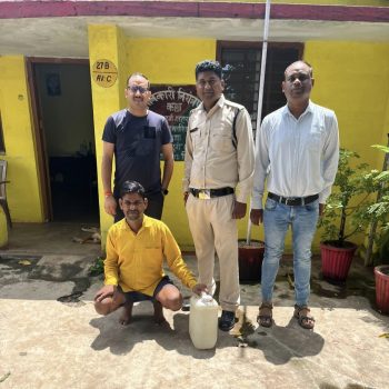 घोरारी में कच्ची महुआ शराब पर आबकारी का बड़ा शिकंजा, 9 लीटर शराब के साथ 43 वर्षीय आरोपी गिरफ्तार घोरारी में कच्ची महुआ शराब पर आबकारी का बड़ा शिकंजा, 9 लीटर शराब के साथ 43 वर्षीय आरोपी गिरफ्तार
