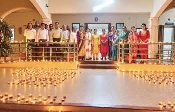 2100 दीपों से जगमगाया जनपद पंचायत पाटन परिसर, पीएम मोदी के जन्मदिवस पर अध्यक्ष कीर्ति नायक ने की दीप प्रज्वलित कर मंगलकामना 2100 दीपों से जगमगाया जनपद पंचायत पाटन परिसर, पीएम मोदी के जन्मदिवस पर अध्यक्ष कीर्ति नायक ने की दीप प्रज्वलित कर मंगलकामना