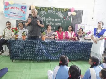 “कक्षा से समाज तक पहुंचा शिक्षा का संदेश, ओदरागहन स्कूल में विद्यार्थियों ने दिखाया हुनर; पूर्व विधायक डॉ. दयाराम बोले -‘किताबी ज्ञान के साथ सामाजिक सरोकार जरूरी’ “कक्षा से समाज तक पहुंचा शिक्षा का संदेश, ओदरागहन स्कूल में विद्यार्थियों ने दिखाया हुनर; पूर्व विधायक डॉ. दयाराम बोले -‘किताबी ज्ञान के साथ सामाजिक सरोकार जरूरी’
