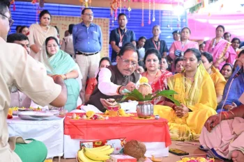 ‘विष्णु भैया’ के घर पहुंचीं बहनें तो मुख्यमंत्री निवास बन गया मायका, तीजा-पोरा में दिखा छत्तीसगढ़ी संस्कृति का रंग ‘विष्णु भैया’ के घर पहुंचीं बहनें तो मुख्यमंत्री निवास बन गया मायका, तीजा-पोरा में दिखा छत्तीसगढ़ी संस्कृति का रंग