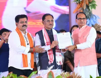 PM आवास पर साय सरकार का बड़ा दांव: छत्तीसगढ़ को मिले 3.65 लाख नए घर, 2 लाख परिवारों का गृह प्रवेश; ‘कोई पात्र वंचित नहीं’ का संकल्प ! केंद्रीय मंत्री शिवराज सिंह चौहान ने सौंपी अतिरिक्त आवासों की स्वीकृति PM आवास पर साय सरकार का बड़ा दांव: छत्तीसगढ़ को मिले 3.65 लाख नए घर, 2 लाख परिवारों का गृह प्रवेश; ‘कोई पात्र वंचित नहीं’ का संकल्प ! केंद्रीय मंत्री शिवराज सिंह चौहान ने सौंपी अतिरिक्त आवासों की स्वीकृति
