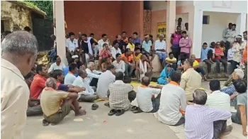 धर्मांतरण के बाद अंतिम संस्कार पर विवाद, गांव में तनाव; 4 परिजनों की हिंदू धर्म में वापसी की लिखित सहमति के बाद सुलझा मामला धर्मांतरण के बाद अंतिम संस्कार पर विवाद, गांव में तनाव; 4 परिजनों की हिंदू धर्म में वापसी की लिखित सहमति के बाद सुलझा मामला