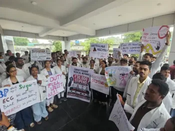 21 सितंबर से छत्तीसगढ़ में जूनियर डॉक्टरों की हड़ताल: OPD का बहिष्कार, 23 से इमरजेंसी सेवाएं बंद करने की चेतावनी; 17 मांगों को लेकर आंदोलन 21 सितंबर से छत्तीसगढ़ में जूनियर डॉक्टरों की हड़ताल: OPD का बहिष्कार, 23 से इमरजेंसी सेवाएं बंद करने की चेतावनी; 17 मांगों को लेकर आंदोलन
