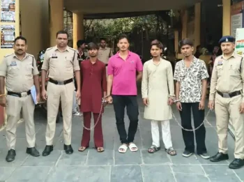 गणेश उत्सव में पुलिस सख्त: नॉर्थ जोन में 13 पर प्रतिबंधात्मक कार्रवाई, धरसींवा में एक हफ्ते में 57 जेल भेजे; ड्रोन से निगरानी गणेश उत्सव में पुलिस सख्त: नॉर्थ जोन में 13 पर प्रतिबंधात्मक कार्रवाई, धरसींवा में एक हफ्ते में 57 जेल भेजे; ड्रोन से निगरानी