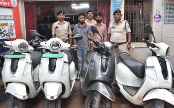 जरूरतमंदों को फंसाकर उनके नाम पर फाइनेंस कराते थे वाहन: फिर सस्ते में बेचकर रकम बांट लेते, 10 लाख का सामान बरामद जरूरतमंदों को फंसाकर उनके नाम पर फाइनेंस कराते थे वाहन: फिर सस्ते में बेचकर रकम बांट लेते, 10 लाख का सामान बरामद