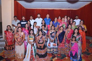 पाटन में गरबा महोत्सव की धूम, मां आदि शक्ति गरबा ग्रुप के आयोजन में झूमीं महिलाएं भाजपा प्रदेश मंत्री जितेंद्र ने की आयोजन की सराहना पाटन में गरबा महोत्सव की धूम, मां आदि शक्ति गरबा ग्रुप के आयोजन में झूमीं महिलाएं भाजपा प्रदेश मंत्री जितेंद्र ने की आयोजन की सराहना