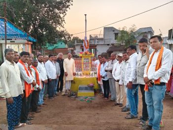 13 साल पहले संतु साहू ने स्वयं के व्यय से स्थापित कराई गांधीजी की प्रतिमा, आज भी औरी में कायम है गांधी जयंती की परंपरा, भाजपाइयों ने किया सम्मान 13 साल पहले संतु साहू ने स्वयं के व्यय से स्थापित कराई गांधीजी की प्रतिमा, आज भी औरी में कायम है गांधी जयंती की परंपरा, भाजपाइयों ने किया सम्मान