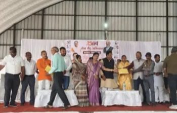 दुर्ग के 244 गांवों में 45,795 लोगों को मिला जमीन का मालिकाना हक: ड्रोन-GIS सर्वे से बने ई-पट्टे, बोरी तहसील में 100% काम पूरा, सासंद विजय बघेल ने किया वितरण दुर्ग के 244 गांवों में 45,795 लोगों को मिला जमीन का मालिकाना हक: ड्रोन-GIS सर्वे से बने ई-पट्टे, बोरी तहसील में 100% काम पूरा, सासंद विजय बघेल ने किया वितरण